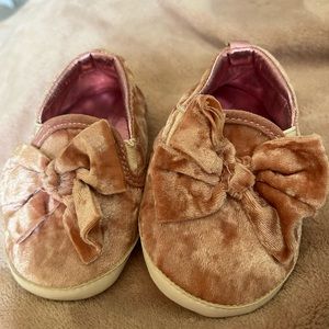 Pink velour baby shoes